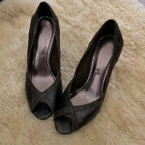 Seychelles brown embossed leather heels size 6.5